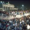 Menschen auf der Berliner Mauer vor dem Brandenburger Tor in der Nacht vom 9. auf den 10.11.1989.