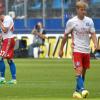 Die HSV-Profis Nicolai Müller (l) und Lewis Holtby sind nach dem 0:4 gegen Leipzig bedient.