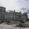 Die Baustelle vor dem Reichstagsgebäude könnte auch eine Metapher für die vielen Baustellen der Ampel-Regierung derzeit sein.