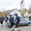 Dreharbeiten zum neuen Kluftinger-Film auf dem Altusrieder Marktplatz: Herbert Knaup als Klufti (Zweiter von links) und seine Musik-Kameraden werden sich gleich in den alten Passat zwängen – was recht komisch wirkt ... 