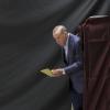Recep Tayyip Erdogan verlässt eine Wahlkabine. Er muss sich in der Stichwahl seinem Herausforderer Kemal Kilicdaroglu stellen.