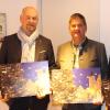 Kurt-Jochen Walter, Rotary-Präsident Roman Walter und Frank Aschenbrenner (von links) präsentieren den Rotary-Adventskalender. 	