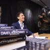 Millenium-Autor David Lagercrantz ist in Stockholm eifrig am signieren.