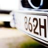 An der Autobahnkirche nahe der A8 bei Adelsried wurden einem Tölzer Auto die Kennzeichen gestohlen.