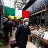 Rom: Kunden kaufen mit Mundschutz auf einem Lebensmittelmarkt ein. 