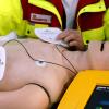 Ein Rettungssanitäter zeigt, wie ein Defibrillator funktioniert. (Symbolbild)