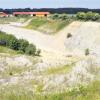Die Kiesgrube östlich von Hofstetten steht auf dem Prüfstand: Es wird untersucht, ob eine Gefahr für das Grundwasser besteht und ob die Luft in der Nähe des Baugebiets belastet ist.  