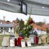 Blumen und Kerzen erinnern am Kreisverkehr bei Finning an den tödlichen Unfall, der sich am Ostermontag ereignet hat.