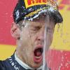 Bei so viel Champagner bleibt Sebastian Vettel die Luft weg. 