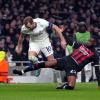 Für Harry Kane (l) war mit Tottenham Hotspur gegen Fikayo Tomori und AC Mailand Endstation im Achtelfinale.