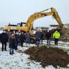 In Kissing wird neben der Paartalhalle eine neue Kindertagestätte errichtet. Nun haben die Bauarbeiten begonnen.