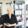 Nadine Ehrich bildet bei Magic Hair aus: Michelle Wagner und Kathrin Lorenz (von rechts nach links) lernen bei ihr das Friseurhandwerk.  Foto: Reschke