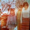 Das Foto zeigt Daniela Gasser aus Günzburg 1976 mit ihrer Mutter und ihren drei Brüdern kostümiert  im Garten.
