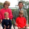 Prinz Charles und Prinzessin Diana sitzen 1989 mit ihren Kindern Harry (links) und William auf den Scilly-Inseln. Die Söhne lieben ihre Mutter. 