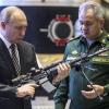 So sehen Männerfreundschaften aus: Russlands Autokrat Wladimir Putin und Verteidigungsminister Sergei Schoigu bewundern eine automatische Waffe.  