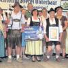 Mit einer großen Delegation waren die Neuschwetzinger (links) nach Baar im Landkreis Aichach-Friedberg gereist. Im rechten Bild verstärken Brauereichef Franz Freiherr Groß von Trockau (2. von rechts) mit Tochter Clarissa und Maikönigin Sabrina I. die Gewinner aus Osterham. 