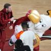 Conor McGregor schlägt das Maskottchen der Miami Heat während einer Spielpause nieder. Der Mann, der Burnies Kostüm trägt, musste ärztlich behandelt werden. 