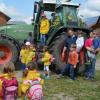 Einen Ausflug auf den Bauernhof haben die Mädchen und Buben des Kindergartens Pusteblume unternommen. Eine Attraktion war der große Traktor.