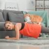 Home-Workout: Bewegung tut gut und man sollte auch zu Hause nicht aussetzten - da hat auch das Haustier Spaß. 