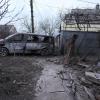 Ein beschädigtes Fahrzeug und Trümmer nach russischem Beschuss außerhalb von Mariupol.