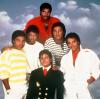 Michael Jackson (Mitte) mit seinen Brüdern (v.l.): Tito, Randy, Jackie, Jermaine und Marlon. Sie waren Mitglieder der von Vater Joseph Jackson gegründeten Band "Jackson Five".