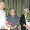 Die Vorsitzende Elisabeth Mutter und ihr Stellvertreter Richard Delueg begrüßten den Buchautor Thomas Janschek (links) beim Gartenbauverein Schmiechen. 