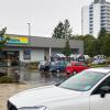 Tatort Parkplatz: Vor einem Supermarkt im Bärenkeller wurde ein Mann mit einem Messer angegriffen. Das Personal half dem Verletzten.