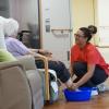 Ein Fußbad soll die Bewohner im Gundelfinger Haus der Senioren bei der Hitze abkühlen. Im Foto übernimmt das Selin Konca, Schülerin zur Pflegefachkraft. 	