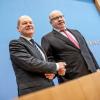 Olaf Scholz (SPD), Bundesminister der Finanzen, und Peter Altmaier (CDU, r), Bundesminister für Wirtschaft und Energie, geben sich nach einer Pressekonferenz zu den wirtschaftlichen Auswirkungen der Corona-Krise die Hand.  