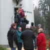 Bürger aus der Region besichtigten den Windpark bei Zöschingen.  
