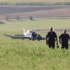 Sicher gelandet: Ein Pilot musste am Dienstag sein Kleinflugzeug auf einem Acker bei Amerdingen notlanden. Die Polizei geht nach bisherigen Angaben weder von einem Personen- noch von einem Sachschaden aus.  	