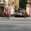 Auf dieser Videoaufnahme steht ein gepanzertes russisches Fahrzeug in einer Straße in Rostow am Don.