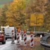 Bei Unterliezheim ist es zu einer Hangrutschung gekommen. Fast 50 Meter der Fahrspur sind deshalb abgesackt.  	