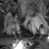 Dschungelcamp 2023: Papis Loveday und Tessa Bergmeier sitzen bei der Nachtwache am Lagerfeuer und reden über Heidi Klum.
