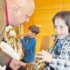 Gar nicht so schwer, einen Ton aus dem Horn herauszubekommen, wenn man weiß, wie’s geht. Lena, 8, ließ es sich von Sandor Szöke, dem Instrumentallehrer fürs tiefe Blech, erklären.