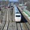 Bislang gibt es zwischen Donauwörth und Augsburg an mehreren Stationen wie hier in Meitingen ein drittes Gleis, sodass Nahverkehrszüge von den ICE überholt werden können. 