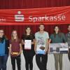 Die Sieger beim Sparkassencup (von links): Lisa Stork (Gaujugendleitung), Lena Bosch (Siegerin Festscheibe) und die drei Sieger beim Finalschießen, Julia Balser, Martin Völk und Isabell Balser, sowie Adrian Offer (Gaujugendleitung). 	