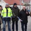 Bürgermeister Paul Wecker (Mitte) und sein Stellvertreter Michael Reichlmayr (rechts daneben) durchschnitten das Band an der Brücke. Pfarrer Xavier Vettikuzhichali (ganz links) segnete das Bauwerk.