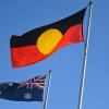 Die Flagge der Aborigines (r) ist neben der australischen Flagge zu sehen.