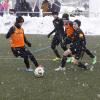 Warm eingepackt im Schneetreiben: Der Nachwuchs des Gastgebers TSV Wertingen (orange Leibchen) beim Spiel gegen den FC Bayern München (schwarz).