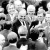 Bereits vor der Verkündung des Abstimmungsergebnisses beglückwünschen Parteifreunde den CDU-Vorsitzenden Helmut Kohl 1982 zum neuen Bundeskanzler.