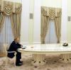 Hölzerne Machtdemonstration: Der berühmte Tisch im Kreml. 