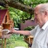 Alfred Grödel aus Wemding füttert seine Vögel mit Hingabe. In seinem Garten hat er zwölf selbst gebaute Vogelhäuschen und Futterstellen.  	
