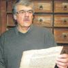 Nördlingens Stadtarchivar Dr. Wilfried Sponsel mit einem Schriftstück aus der Wanderhuren-Akte.  
