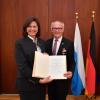 Bayerns Wirtschaftsministerin Ilse Aigner hat Leonhard  gestern das Bundesverdienstkreuz am Bande überreicht. 	