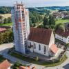 Der Kirchturm in Walkertshofen ist sanierungsbedürftig. Die notwendigen Arbeiten kosten der Pfarrei einen großen Batzen Geld. 
