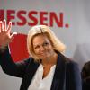 Nancy Faeser (SPD), Spitzenkandidatin der SPD und Bundesinnenministerin, winkt nach der Veröffentlichung der ersten Prognose zur Landtagswahl in Hessen.