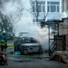 Autos und Carport in Flammen: Am Donnerstag brach in den frühen Morgenstunden in Ulm im Dichterviertel ein Feuer aus.  	