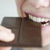 Dunkle Schokolade kann ähnlich wirken wie Cannabis. Denn in Kakao stecken Anandamide, die ähnlich wirken wie THC. Wer high werden will, muss aber bis zu 300 Tafeln essen.