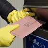 Für die Stichwahlen am kommenden Sonntag gelten in ganz Bayern Vorsichtsmaßnahmen. So soll sich kein Wahlhelfer mit Corona infizieren.  